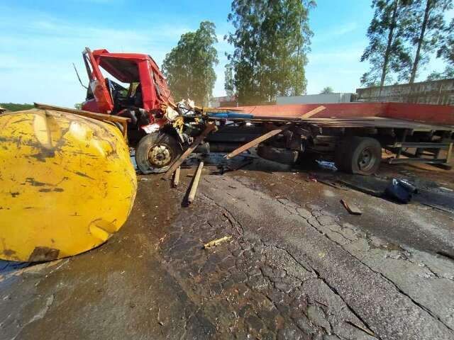 Duas carretas colidem de frente na BR-376