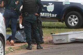 Policiais e corpo de rapaz morto na tarde de sábado (16). (Foto: Marcos Maluf) 