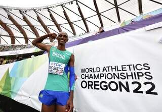 Alison dos Santos celebra resultado no Mundial de Atletismo (Foto: Divulgação)