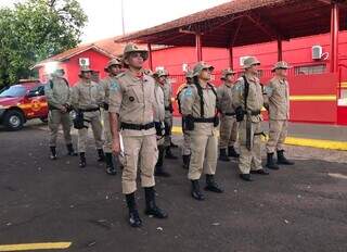Militares reunidos em Campo Grande antes de seguir viagem para Corumbá (Foto: Divulgação/CBMMS)