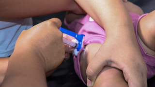 Criança recebendo dose de vacina em unidade de saúde da Capital (Foto: Divulgação/PMCG)