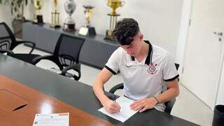 Matheus Brandt assinando o contrato com a equipe paulista (Foto: Divulgação/Instagram)