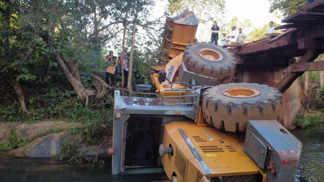 Trator cai de ponte e mata operador de m&aacute;quinas esmagado 