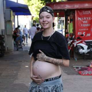 Após 1 ano de tentativa, Rennan é homem trans radiante com gravidez
