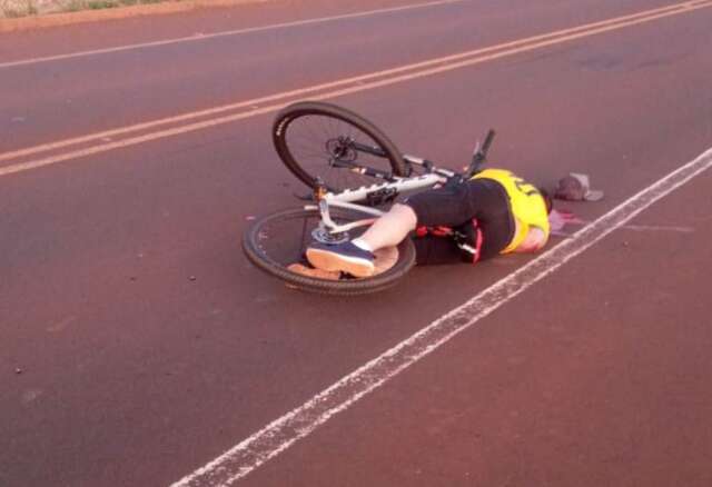 Homem &eacute; executado enquanto pedalava em rodovia na fronteira