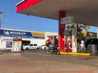 Posto Alloy Av. Fernando Corrêa com 14 de Julho vende o litro do etanol por R$ 4,19. (Foto: Gabrielle Tavares)