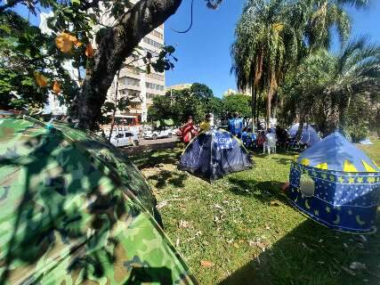 Guardas municipais acampam em canteiro central, em frente a Prefeitura