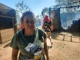 Vera Borges, 53 anos, auxiliou no combate ao fogo (Foto: Caroline Maldonado)