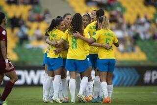 Jogadoras comemorando a vitória desta quinta-feira (21). (Foto: Thais Magalhães/CBF)