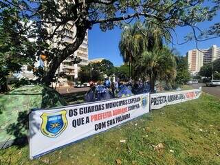 Guardas estão acampados em frente a Prefeitura de Campo Grande. (Foto: Caroline Maldonado)