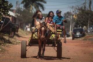 Parte da família de dona Miria em carroça por ruas do bairro Jd. Noroeste. (Foto: Marcos Maluf)