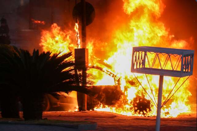 Carro &eacute; destru&iacute;do por fogo ap&oacute;s condutor &quot;queimar borracha&quot; ao sair de tabacaria