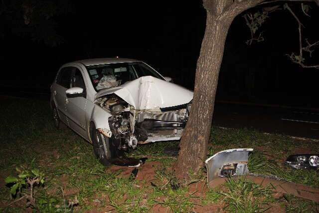 Motorista bate em &aacute;rvore ap&oacute;s ser &quot;fechado&quot; por ve&iacute;culo na Via Parque 