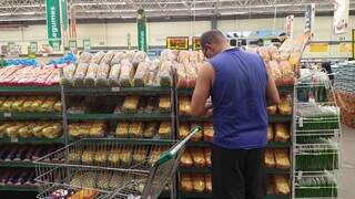 Consumidor compara preços do pão de forma. (Foto: Izabela Cavalcanti)