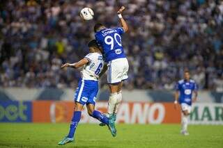 Jogada durante o duelo desta noite. (Foto: Cruzeiro Futebol Clube) 