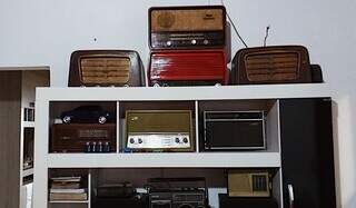 Na estante de casa, ela guarda os rádios antigos. (Foto: Arquivo pessoal)