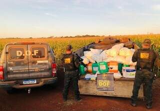 Policiais ao lado de caminhão que transportava carga milionária de agrotóxico (Foto: Divulgação)