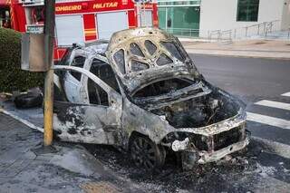 Veículo ficou completamente destruído pelo fogo (Foto: Henrique Kawaminami)