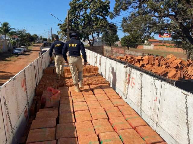 Pol&iacute;cia encontra 12 toneladas de maconha em caminh&atilde;o que transportava tijolos