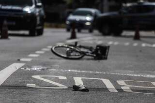 Boné da vítima e bicicleta ficaram caídos na Avenida Marechal Deodoro (Foto: Marcos Maluf)