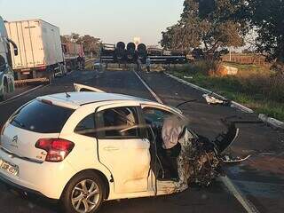 Carro destruído após colidir em carreta na BR-267, em Nova Andradina. (Foto: Divulgação)