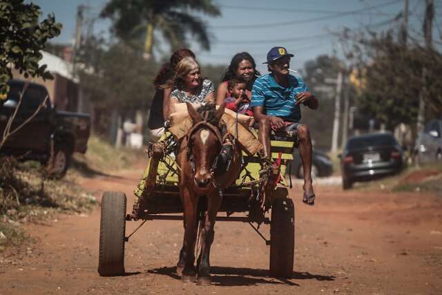 Para quem vive com 1 sal&aacute;rio, carro&ccedil;a &eacute; transporte e casa acomoda 11 pessoas