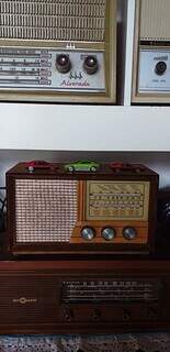 Rádios servem como decoração, pois nem todos funcionam.(Foto: Arquivo pessoal)