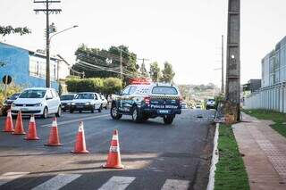 B&ecirc;bado, motorista colide em poste de energia e abandona carro no meio de avenida