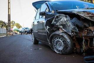 B&ecirc;bado, motorista colide em poste de energia e abandona carro no meio de avenida