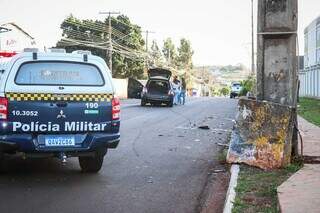 B&ecirc;bado, motorista colide em poste de energia e abandona carro no meio de avenida