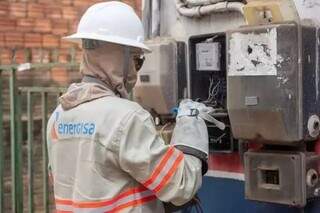 Funcionário da Energisa fazendo manutenção em relógio de energia. (Foto: Arquivo)