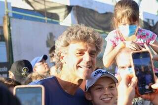 Ex-tenista Guga Kuerten posou para fotos nesta tarde, em Campo Grande. (Foto: Paulo Francis)