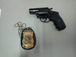 Revólver utilizado no crime. (Foto: Polícia Civil) 