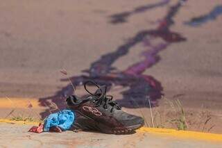 Tênis da vítima ficou jogado na calçada após o acidente. (Foto: Marcos Maluf)