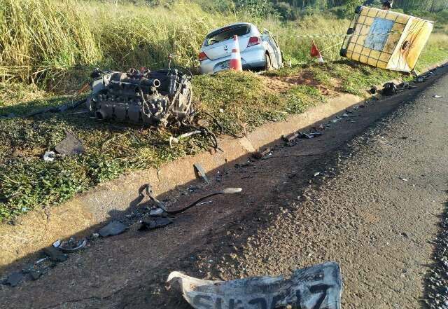 Condutor morre ao desviar de tambor na estrada e bater de frente com carreta