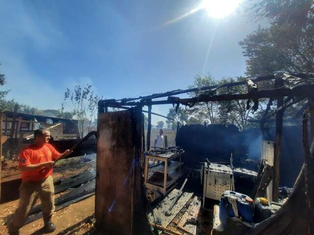 Inc&ecirc;ndio em vegeta&ccedil;&atilde;o se alastra e destr&oacute;i barracos &agrave;s margens de rodovia