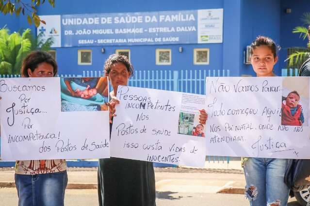 Fam&iacute;lia protesta e cobra respostas sobre morte de beb&ecirc; em posto de sa&uacute;de