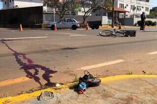 Rastro de sangue da vítima, tênis e bicicleta ficaram no local do acidente (Foto: Liana Feitosa)