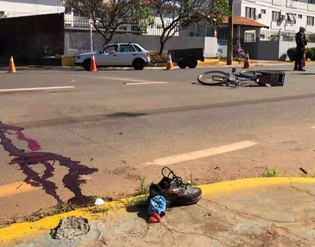 Idoso tenta atravessar avenida de bicicleta e &eacute; atropelado por &ocirc;nibus