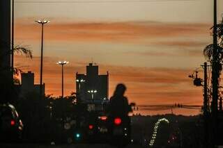 Céu com poucas nuvens nos altos da Avenida Afonso Pena, na Capital. (Foto: Henrique Kawaminami)