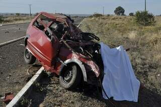 Jovem morre ao colidir Fiat Uno de frente com carreta na BR-359