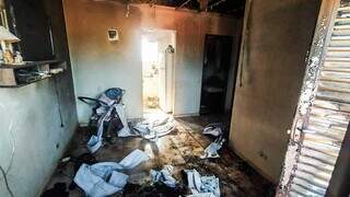 Sala da residência ficou destruída pelas chamas (Foto: Henrique Kawaminami)