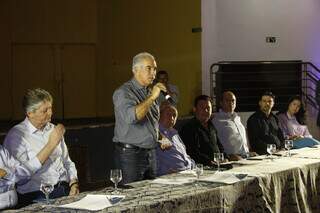 Governador Reinaldo Azambuja discursando no evento. (Foto: Divulgação)