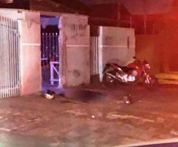 Homem &eacute; morto com sete facadas em frente a ponto de venda de drogas