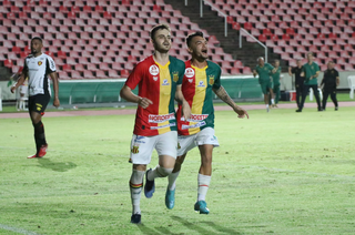 Jogadores em campo durante a partida desta noite. (Foto: Ronald Felipe) 