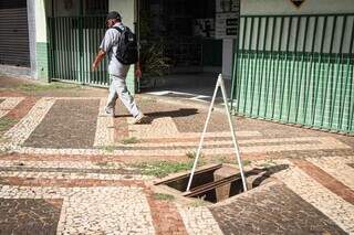 Bueiros sem tampa calçada de Campo Grande . (Foto: Henrique Kawaminami)