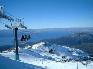 Vista do monte Cerro Catedral, uma das pistas de esqui mais badaladas e mais caras de Bariloche, na Argentina – Foto: Reprodução 