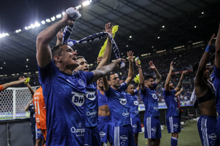 Jogadores do Cruzeiro vibrando junto com a torcida. (Foto: @Staff_images) 