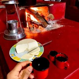 Café feito no fogão a lenha serve para recepcionar os turistas. (Foto: Arquivo pessoal)