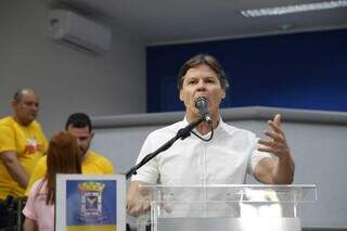 Deputado Paulo Duarte (PSB) discursando no encontro de correlegionários (Foto: Kísie Ainoã)